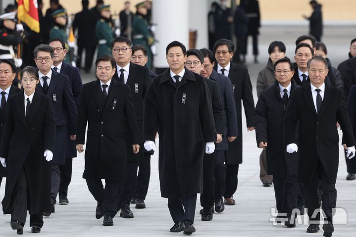 [서울=뉴시스] 김명년 기자 = 오세훈 서울시장이 새해 첫날인 1일 오전 서울 동작구 국립서울현충원 현충탑을 참배하기 위해 이동하고 있다. 2025.01.01. kmn@newsis.com