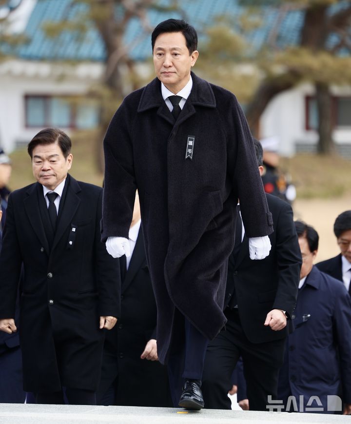 [서울=뉴시스] 김명년 기자 = 오세훈 서울시장이 새해 첫날인 1일 오전 서울 동작구 국립서울현충원 현충탑을 참배하기 위해 이동하고 있다. 2025.01.01. kmn@newsis.com