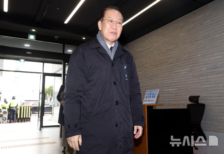 [서울=뉴시스] 조성봉 기자 = 권영세 국민의힘 비상대책위원장이 1일 오전 서울 여의도 국민의힘 중앙당사에서 열린 현안관련 비공개 회의에 참석하기 위해 들어서고 있다. 2025.01.01 suncho21@newsis.com