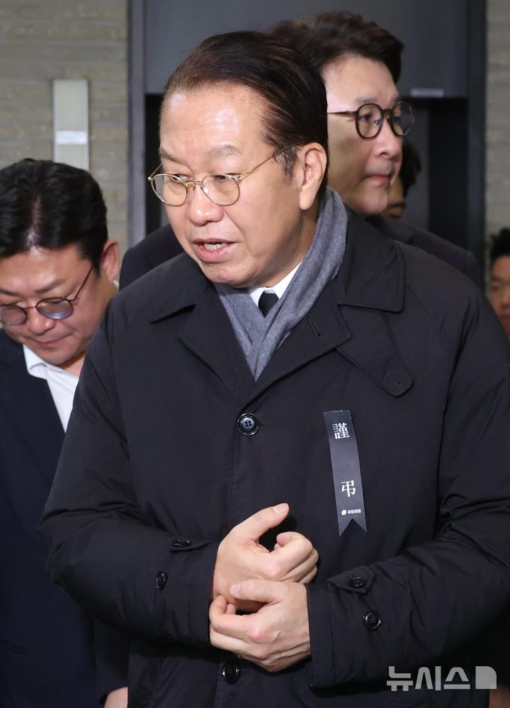 [서울=뉴시스] 조성봉 기자 = 권영세 국민의힘 비상대책위원장이 1일 오전 서울 여의도 국민의힘 중앙당사에서 열린 현안관련 비공개 회의를 마치고 취재진의 질문에 답변하고 있다. 2025.01.01 suncho21@newsis.com