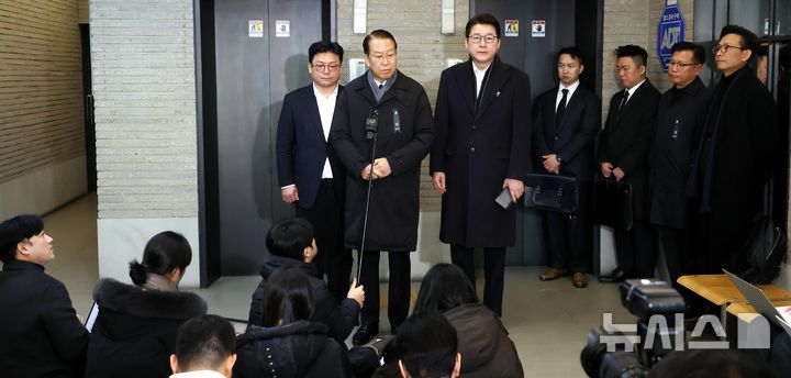 [서울=뉴시스] 조성봉 기자 = 권영세 국민의힘 비상대책위원장이 1일 오전 서울 여의도 국민의힘 중앙당사에서 열린 현안관련 비공개 회의를 마치고 취재진의 질문에 답변하고 있다. 2025.01.01 suncho21@newsis.com