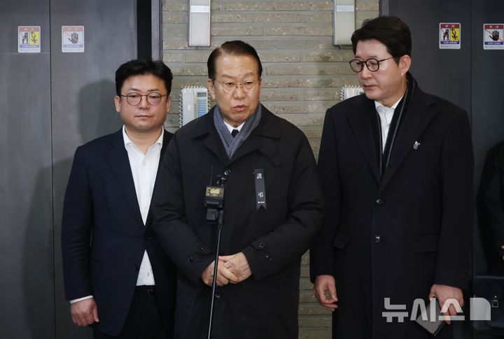 [서울=뉴시스] 조성봉 기자 = 권영세 국민의힘 비상대책위원장이 1일 오전 서울 여의도 국민의힘 중앙당사에서 열린 현안관련 비공개 회의를 마치고 취재진의 질문에 답변하고 있다. 2025.01.01 suncho21@newsis.com