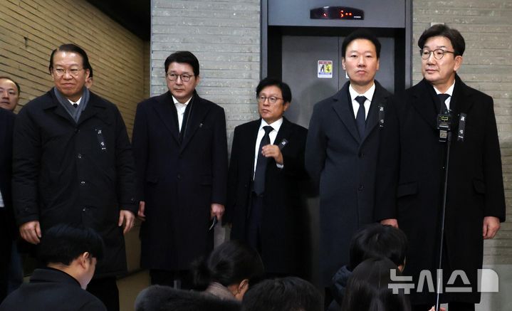 [서울=뉴시스] 조성봉 기자 = 권영세(왼쪽) 국민의힘 비상대책위원장과 권성동 (오른쪽)원내대표가 1일 오전 서울 여의도 국민의힘 중앙당사에서 열린 현안관련 비공개 회의를 마치고 취재진의 질문에 답변하고 있다. 2025.01.01 suncho21@newsis.com