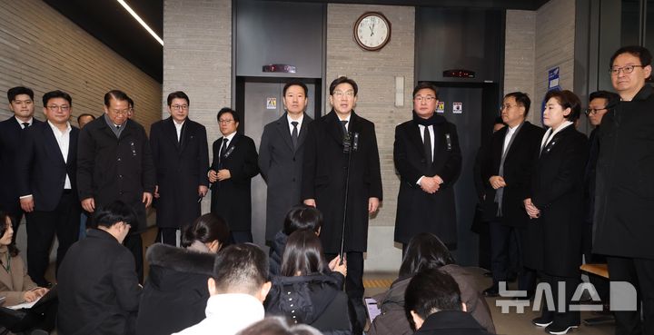 [서울=뉴시스] 조성봉 기자 = 권영세(왼쪽 세번째) 국민의힘 비상대책위원장과 권성동 (왼쪽 일곱번째)원내대표가 1일 오전 서울 여의도 국민의힘 중앙당사에서 열린 현안관련 비공개 회의를 마치고 취재진의 질문에 답변하고 있다. 2025.01.01 suncho21@newsis.com