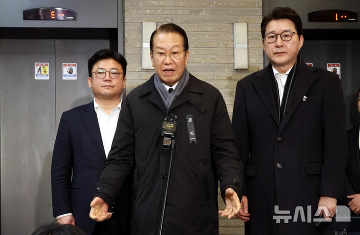 [서울=뉴시스] 조성봉 기자 = 권영세 국민의힘 비상대책위원장이 1일 오전 서울 여의도 국민의힘 중앙당사에서 열린 현안관련 비공개 회의를 마치고 취재진의 질문에 답변하고 있다. 2025.01.01 suncho21@newsis.com