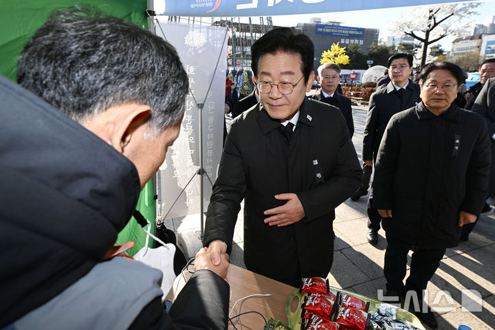 [광주=뉴시스] 이영주 기자 = 이재명 더불어민주당 대표가 1일 오전 광주 동구 5·18민주광장에 마련된 제주항공 여객기 참사 광주시민분향소를 찾아 자원봉사자들과 악수하고 있다. 2025.01.01. leeyj2578@newsis.com