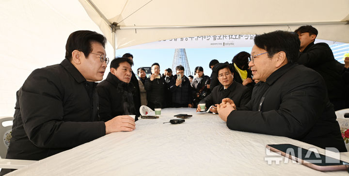 [광주=뉴시스] 이영주 기자 = 이재명 더불어민주당 대표와 강기정 광주시장이 1일 오전 광주 동구 5·18민주광장에 마련된 제주항공 여객기 참사 광주시민분향소를 찾아 희생자 장례 등 현안을 공유하고 있다. 2025.01.01. leeyj2578@newsis.com