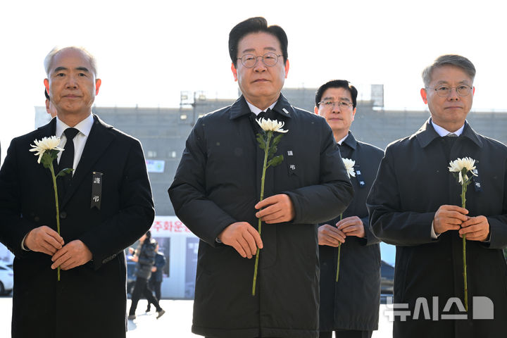 [광주=뉴시스] 이영주 기자 = 더불어민주당 소속 의원들이 1일 오전 광주 동구 5·18민주광장에 마련된 제주항공 여객기 참사 광주시민분향소를 찾아 헌화하고 있다. 왼쪽부터 양부남 의원, 이재명 당대표, 이해식 의원, 민형배 의원. 2025.01.01. leeyj2578@newsis.com
