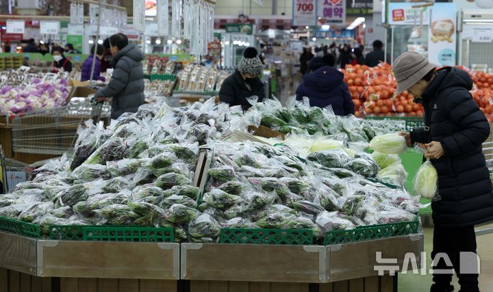 [서울=뉴시스] 고범준 기자 = 서울의 한 대형마트에서 시민들이 채소를 살펴보고 있다. 2025.01.01. bjko@newsis.com