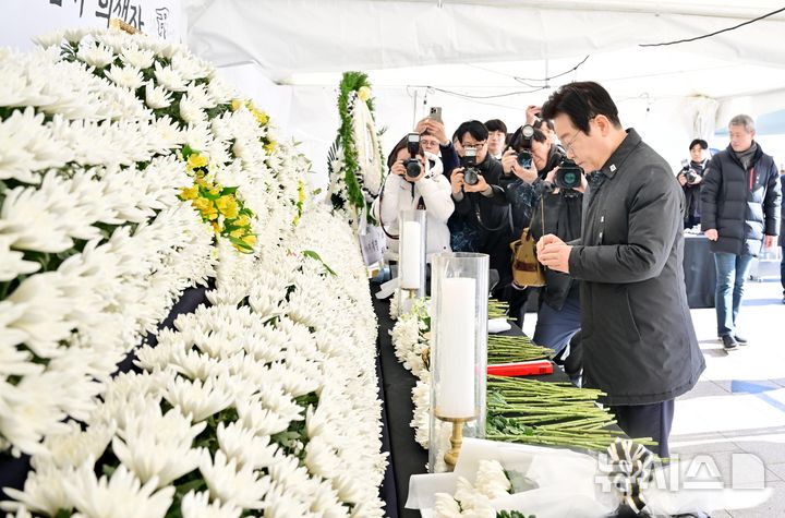 [광주=뉴시스] 이영주 기자 = 이재명 더불어민주당 대표가 1일 오전 광주 동구 5·18민주광장에 마련된 제주항공 여객기 참사 광주시민분향소를 찾아 분향하고 있다. 2025.01.01. leeyj2578@newsis.com