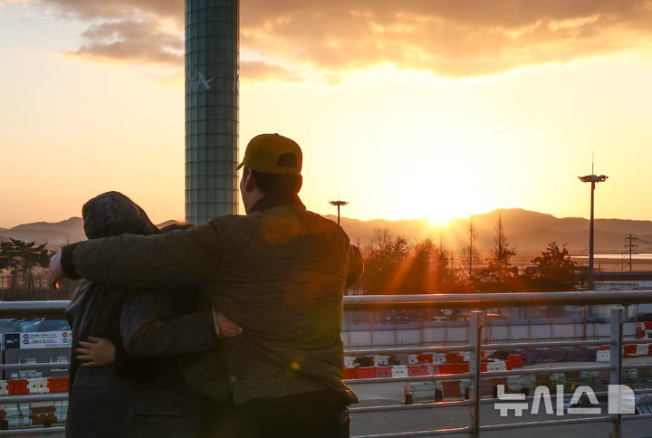 [무안=뉴시스] 김선웅 기자 = 새해 첫날인 1일 오전 전남 무안국제공항에서 제주항공 여객기 참사 유가족들이 서로 감싸 안고 일출을 보고 있다. (공동취재) 2025.01.01. photo@newsis.com