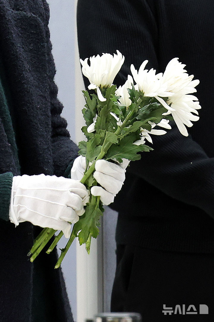 [무안=뉴시스] 김선웅 기자 = 1일 오전 전남 무안국제공항에 마련된 제주항공 참사 분향소에서 시민들의 조문행렬이 이어지고 있다. (공동취재) 2025.01.01. photo@newsis.com