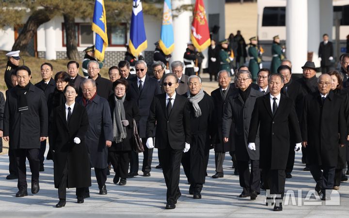 [서울=뉴시스] 김명년 기자 = 이명박 전 대통령이 재임 당시 함께했던 정부 인사들과 함께 새해 첫날인 1일 오전 서울 동작구 국립서울현충원 현충탑을 참배하기 위해 이동하고 있다. 2025.01.01. kmn@newsis.com