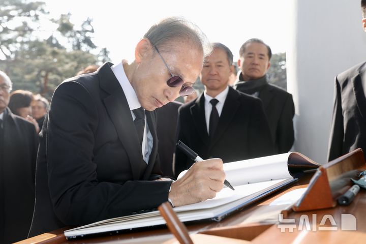 [서울=뉴시스] 김명년 기자 = 이명박 전 대통령이 새해 첫날인 1일 오전 서울 동작구 국립서울현충원 현충탑을 참배한 뒤 방명록을 작성하고 있다. 2025.01.01. kmn@newsis.com