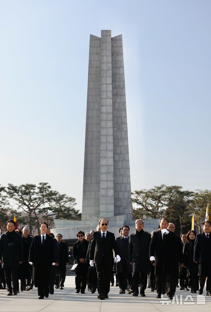 [서울=뉴시스] 김명년 기자 = 이명박 전 대통령이 재임 당시 함께했던 정부 인사들과 함께 새해 첫날인 1일 오전 서울 동작구 국립서울현충원 현충탑을 참배한 뒤 이동하고 있다. 2025.01.01. kmn@newsis.com