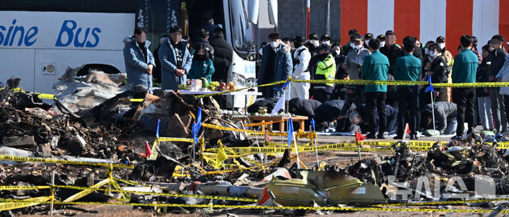 [무안=뉴시스] 류형근 기자 = 제주항공 여객기 참사 나흘째인 1일 오전 희생자 유족들이 전남 무안군 무안국제공항 사고 현장을 찾아 헌화를 하고 있다. 2025.01.01. hgryu77@newsis.com