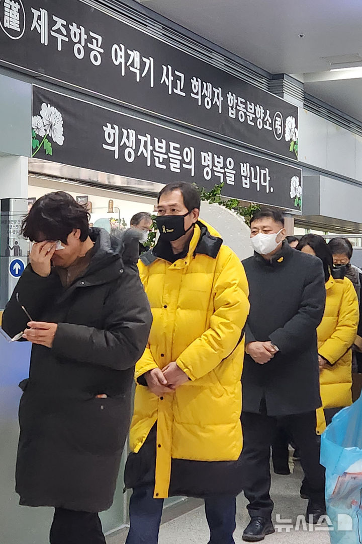 [무안=뉴시스] 김선웅 기자 = 제주항공 여객기 참사 발생 나흘째인 1일 전남 무안군 무안국제공항에 마련된 합동 분향소에 세월호 유가족이 조문하고 있다. (공동취재) 2025.01.01. photo@newsis.com