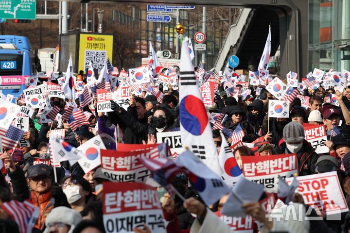 [서울=뉴시스] 김명년 기자 = 1일 오후 서울 용산구 한남동 대통령 관저 인근에서 윤석열 대통령 지지자들이 탄핵 반대 시위를 하고 있다.이날 오동운 고위공직자범죄수사처장은 기자들과 만나 대통령경호처가 관저 문을 열지 않을 경우 이 행위가 공무집행방해에 해당한다고 경고했다. 2025.01.01. kmn@newsis.com