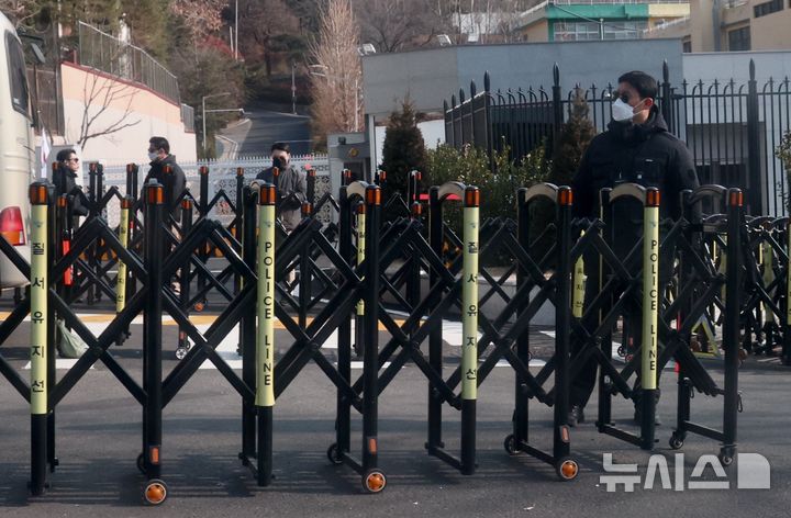 [서울=뉴시스] 김명년 기자 = 1일 오후 서울 용산구 대통령 관저 입구가 통제되고 있다. 이날 오동운 고위공직자범죄수사처장은 기자들과 만나 대통령경호처가 관저 문을 열지 않을 경우 이 행위가 공무집행방해에 해당한다고 경고했다. 2025.01.01. kmn@newsis.com