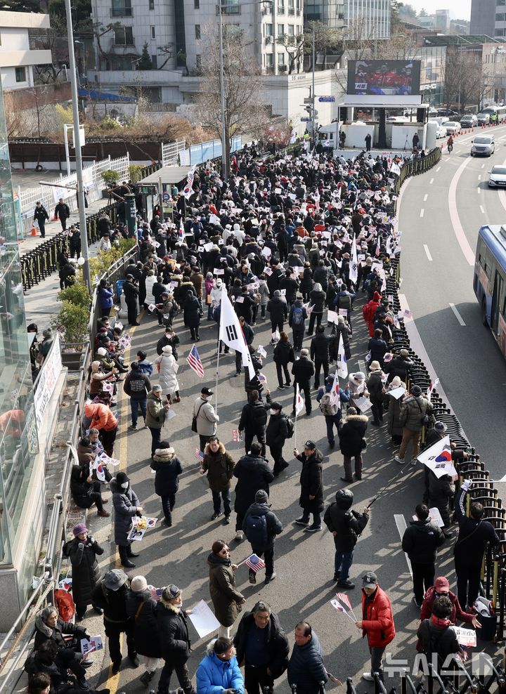 [서울=뉴시스] 김명년 기자 = 1일 오후 서울 용산구 한남동 대통령 관저 인근에서 윤석열 대통령 지지자들이 탄핵 반대 시위를 하고 있다.이날 오동운 고위공직자범죄수사처장은 기자들과 만나 대통령경호처가 관저 문을 열지 않을 경우 이 행위가 공무집행방해에 해당한다고 경고했다. 2025.01.07. kmn@newsis.com