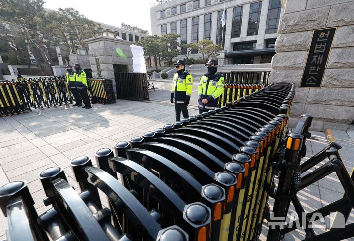 [서울=뉴시스] 고범준 기자 = 1일 오후 서울 종로구 헌법재판소 앞에서 경찰이 근무를 서고 있다. 2025.01.01. bjko@newsis.com