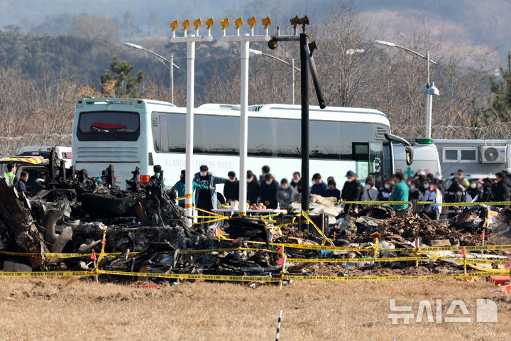 [무안=뉴시스] 김선웅 기자 = 1일 전남 무안군 무안국제공항 제주항공 여객기 사고 현장에서 유가족들이 위령제를 지내며 희생자들의 넋을 위로하고 있다. 2025.01.01. mangusta@newsis.com