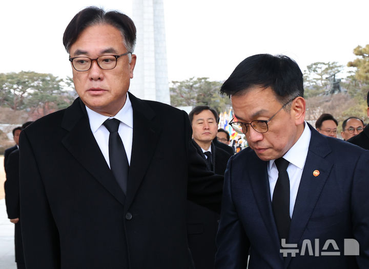 [서울=뉴시스] 최진석 기자 = 최상목 대통령 권한대행 부총리 겸 기획재정부 장관과 정진석 대통령 비서실장이 2025년 을사년 새해 첫날인 1일 서울 동작구 국립서울현충원을 찾아 현충탑 참배 뒤 대화를 나누고 있다.&nbsp; 한편 이날 정진석 대통령 비서실장 등 수석비서관 이상 참모 전원이 최 대통령 권한대행에 사의를 표했다. 2025.01.01 myjs@newsis.com