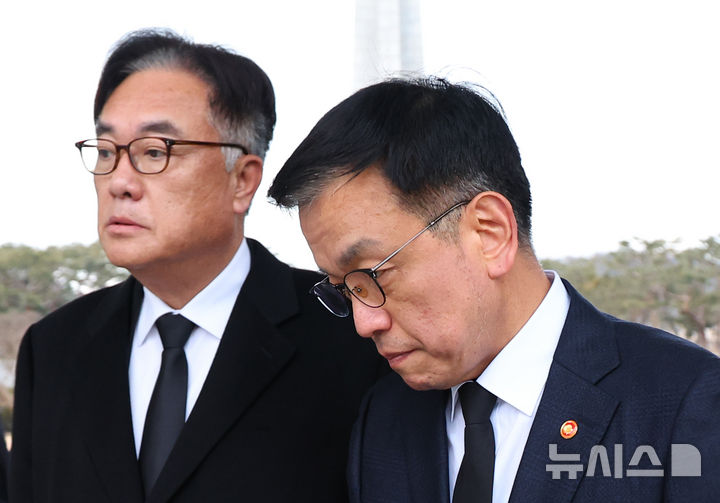 [서울=뉴시스] 최진석 기자 = 최상목 대통령 권한대행 부총리 겸 기획재정부 장관과 정진석 대통령 비서실장이 2025년 을사년 새해 첫날인 1일 서울 동작구 국립서울현충원을 찾아 현충탑 참배 뒤 대화를 나누고 있다.&nbsp; 한편 이날 정진석 대통령 비서실장 등 수석비서관 이상 참모 전원이 최 대통령 권한대행에 사의를 표했다. 2025.01.01 myjs@newsis.com