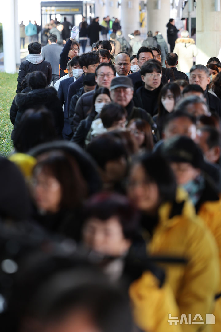 [무안=뉴시스] 김선웅 기자 = 1일 오전 전남 무안군 무안국제공항에 마련된 합동분향소에 방문한 조문객들이 줄을 서고 있다.(공동취재) 2025.01.01. photo@newsis.com
