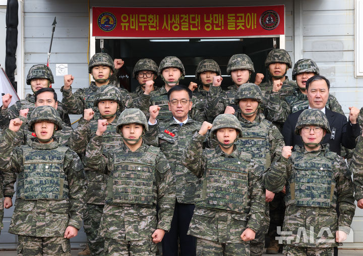 [김포=뉴시스] 최진석 기자 = 최상목 대통령 권한대행 부총리 겸 기획재정부 장관이 1일 경기 김포 해병대 2사단을 방문해 장병들과 기념촬영하고 있다. 2025.01.01. myjs@newsis.com