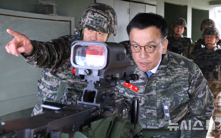 [김포=뉴시스] 최진석 기자 = 최상목 대통령 권한대행 부총리 겸 기획재정부 장관이 1일 경기 김포 해병대 2사단을 방문해 K6 중기관총을 살펴보고 있다. 2025.01.01. myjs@newsis.com