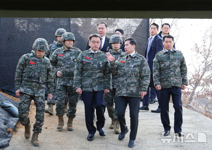 [김포=뉴시스] 최진석 기자 = 최상목 대통령 권한대행 부총리 겸 기획재정부 장관이 1일 경기 김포 해병대 2사단을 방문해 초소에 들어서고 있다. 2025.01.01. myjs@newsis.com