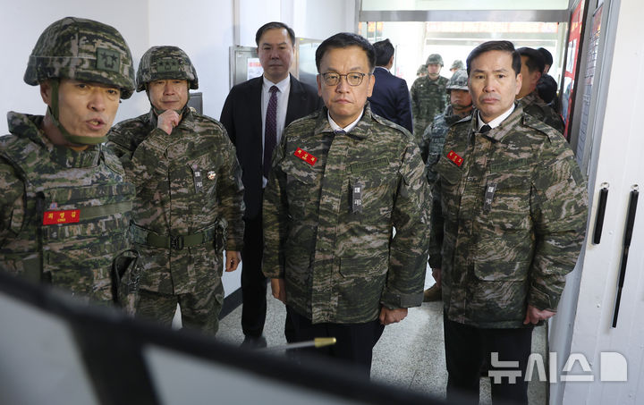 [김포=뉴시스] 최진석 기자 = 최상목 대통령 권한대행 부총리 겸 기획재정부 장관이 1일 경기 김포 해병대 2사단을 방문해 브리핑을 받고 있다. 2025.01.01. myjs@newsis.com