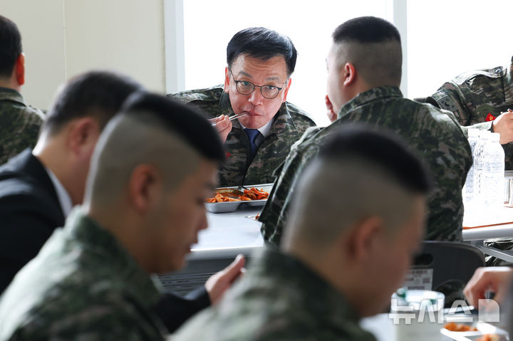 [김포=뉴시스] 최진석 기자 = 최상목 대통령 권한대행 부총리 겸 기획재정부 장관이 1일 경기 김포 해병대 2사단을 방문해 장병들과 점심을 먹고 있다. 2025.01.01. myjs@newsis.com