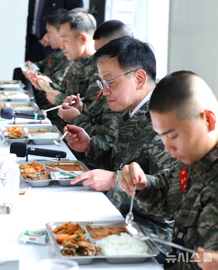 [김포=뉴시스] 최진석 기자 = 최상목 대통령 권한대행 부총리 겸 기획재정부 장관이 1일 경기 김포 해병대 2사단을 방문해 장병들과 점심을 먹고 있다. 2025.01.01. myjs@newsis.com