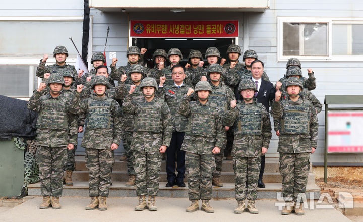 [김포=뉴시스] 최진석 기자 = 최상목 대통령 권한대행 부총리 겸 기획재정부 장관이 1일 경기 김포 해병대 2사단을 방문해 장병들과 기념촬영하고 있다. 2025.01.01. myjs@newsis.com