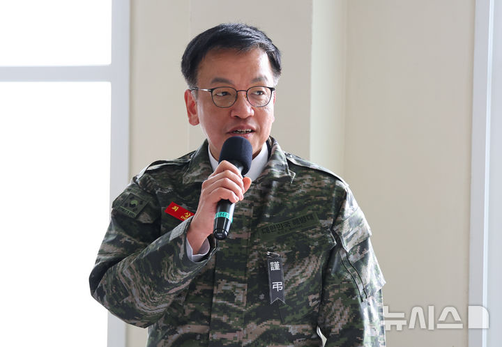 [김포=뉴시스] 최진석 기자 = 최상목 대통령 권한대행 부총리 겸 기획재정부 장관이 1일 경기 김포 해병대 2사단을 방문해 장병들과 점심에 앞서 발언하고 있다. 2025.01.01. myjs@newsis.com