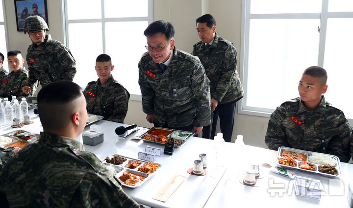 [김포=뉴시스] 최진석 기자 = 최상목 대통령 권한대행 부총리 겸 기획재정부 장관이 1일 경기 김포 해병대 2사단을 방문해 장병들과 점심에 앞서 인사하고 있다. 2025.01.01. myjs@newsis.com