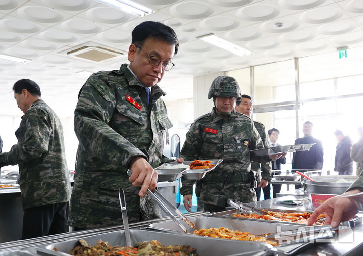 [김포=뉴시스] 최진석 기자 = 최상목 대통령 권한대행 부총리 겸 기획재정부 장관이 1일 경기 김포 해병대 2사단을 방문해 식판에 배식하고 있다. 2025.01.01. myjs@newsis.com