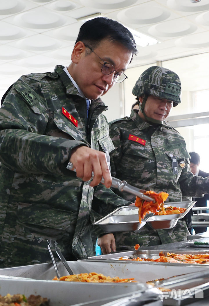 [김포=뉴시스] 최진석 기자 = 최상목 대통령 권한대행 부총리 겸 기획재정부 장관이 1일 경기 김포 해병대 2사단을 방문해 식판에 배식하고 있다. 2025.01.01. myjs@newsis.com