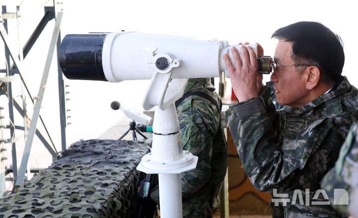 [김포=뉴시스] 최진석 기자 = 최상목 대통령 권한대행 부총리 겸 기획재정부 장관이 1일 경기 김포 해병대 2사단을 방문해 망원경으로 북측을 바라보고 있다. 2025.01.01. myjs@newsis.com