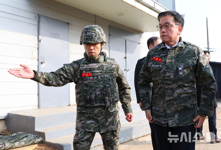 [김포=뉴시스] 최진석 기자 = 최상목 대통령 권한대행 부총리 겸 기획재정부 장관이 1일 경기 김포 해병대 2사단을 방문해 최영길 해병대 2사단장의 안내를 받고 있다. 2025.01.01. myjs@newsis.com