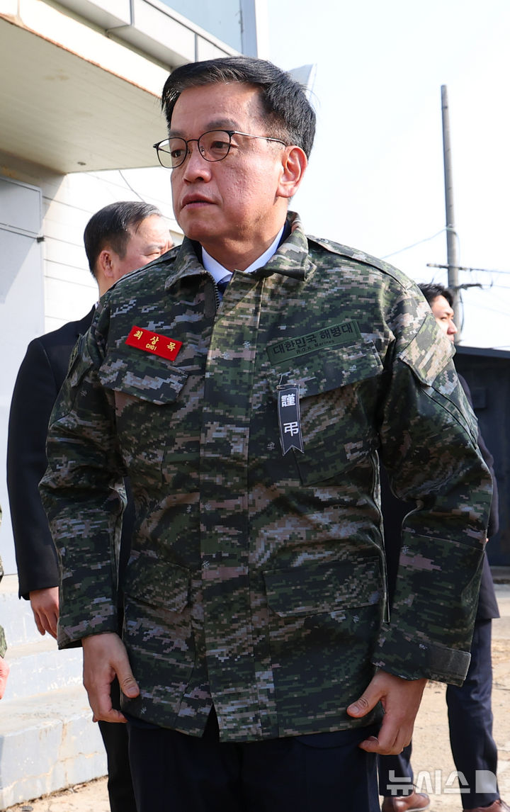 [김포=뉴시스] 최진석 기자 = 최상목 대통령 권한대행 부총리 겸 기획재정부 장관이 1일 경기 김포 해병대 2사단을 방문하고 있다. 2025.01.01. myjs@newsis.com