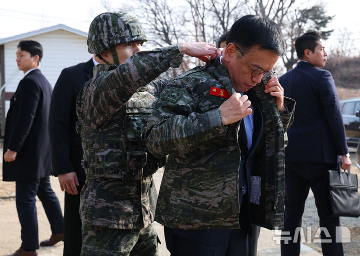 [김포=뉴시스] 최진석 기자 = 최상목 대통령 권한대행 부총리 겸 기획재정부 장관이 1일 경기 김포 해병대 2사단을 방문해 야전상의를 입고 있다. 2025.01.01. myjs@newsis.com