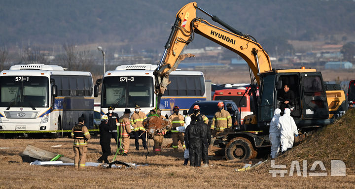 [무안=뉴시스] 류형근 기자 = 제주항공 여객기 참사 나흘째인 1일 오후 전남 무안군 무안국제공항 활주로 사고 현장에서 합동조사단이 로컬라이저(착륙유도시설)가 설치돼 있는 둔덕을 파낸 뒤 물체를 꺼내고 있다. 2025.01.01. hgryu77@newsis.com