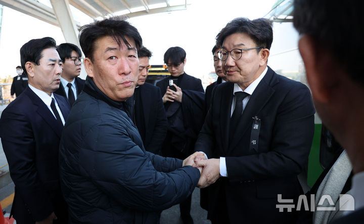 [무안=뉴시스] 김선웅 기자 = 권성동 국민의힘 원내대표가 1일 전남 무안군 무안국제공항에서 제주항공 여객기 참사 유가족 대표단과 면담을 하기 위해 만나 인사를 나누고 위로하고 있다. 2025.01.01. mangusta@newsis.com