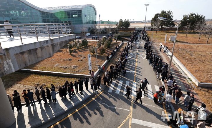 [무안=뉴시스] 김선웅 기자 = 1일 전남 무안군 무안국제공항에서 추모객들이 공항 내부에 마련된 제주항공 여객기 참사 희생자 합동분향소에서 추모를 하기 위해 줄을 서고 있다. 2025.01.01. mangusta@newsis.com