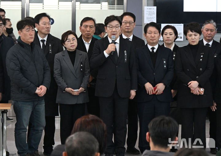 [무안=뉴시스] 김선웅 기자 = 권성동 국민의힘 원내대표가 1일 전남 무안군 무안국제공항을 찾아 제주항공 여객기 참사 유가족을 위로하고 있다. (공동취재) 2025.01.01. photo@newsis.com