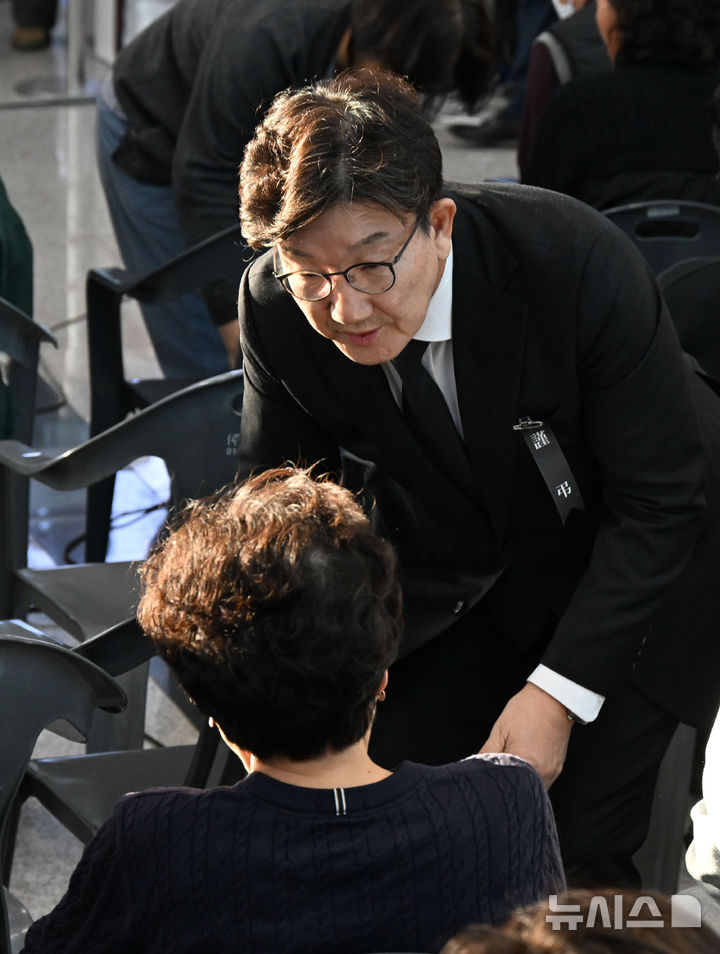 [무안=뉴시스] 김선웅 기자 = 권성동 국민의힘 원내대표가 1일 전남 무안군 무안국제공항을 찾아 제주항공 여객기 참사 유가족을 위로하고 있다. (공동취재) 2025.01.01. photo@newsis.com
