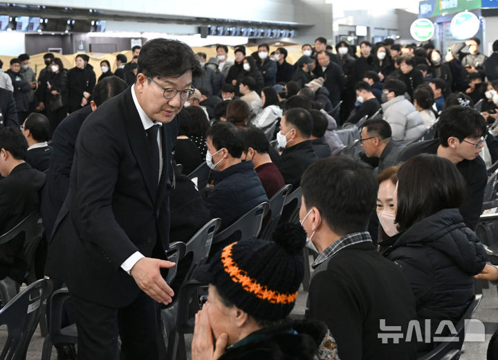 [무안=뉴시스] 김선웅 기자 = 권성동 국민의힘 원내대표가 1일 전남 무안군 무안국제공항을 찾아 제주항공 여객기 참사 유가족을 위로하고 있다. (공동취재) 2025.01.01. photo@newsis.com